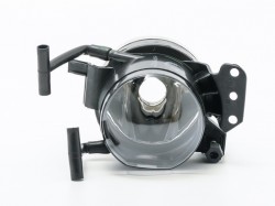 Priekšējais miglas lukturis BMW 5-serija E60 (2004-2008); 3-serija E90 (2004-2008); X3 E83 (2004-2008), pa kreisi ― AUTOERA.LV