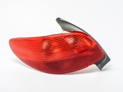 Aizmugurējais lukturis Peugeot 206 (1998-2009), vadītāju pusē ― AUTOERA.LV