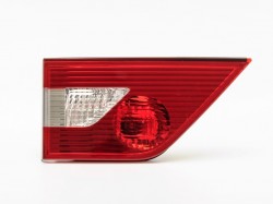 Aizmugurējais lukturis  bagāžnieka vākā no BMW X3 E83 (2006-2010), pa kreisi ― AUTOERA.LV